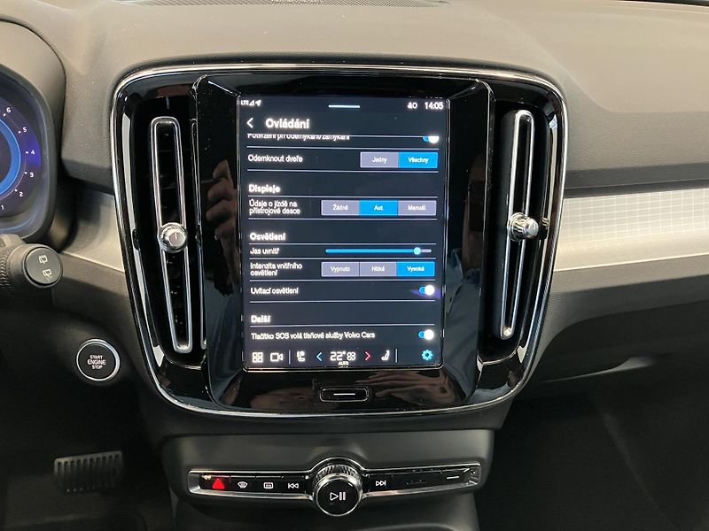 Volvo XC40 B3 FWD Plus Dark AT7  - fotka 32 z 38