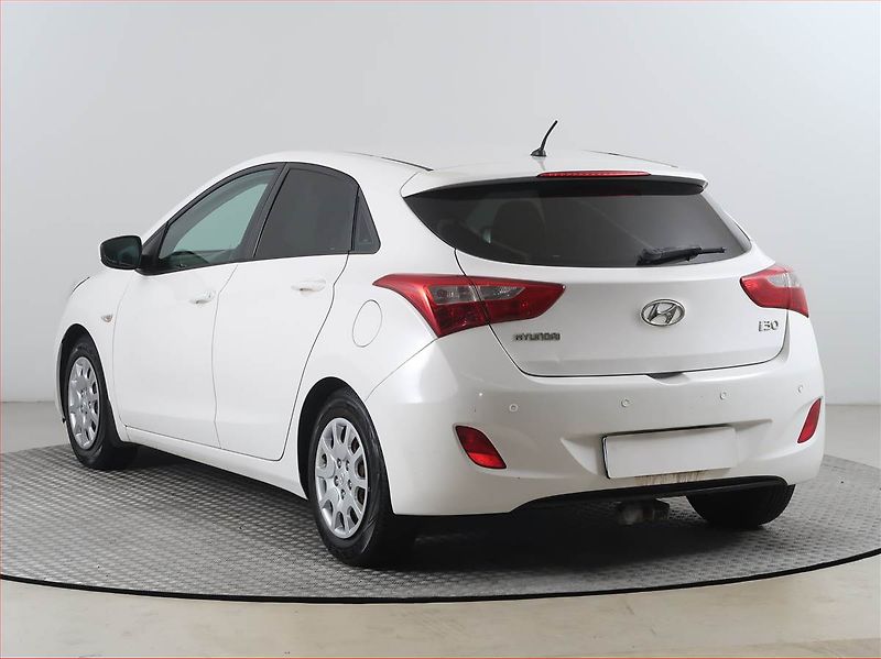 Hyundai i30 (2013) 1.4 CVVT, Park. senzory - fotka 4 z 14