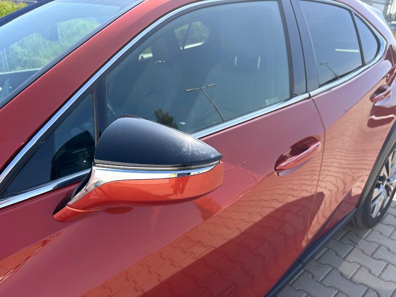 Lexus UX 250h 2,0 HSD F Sport Design AWD - fotka 28 z 29