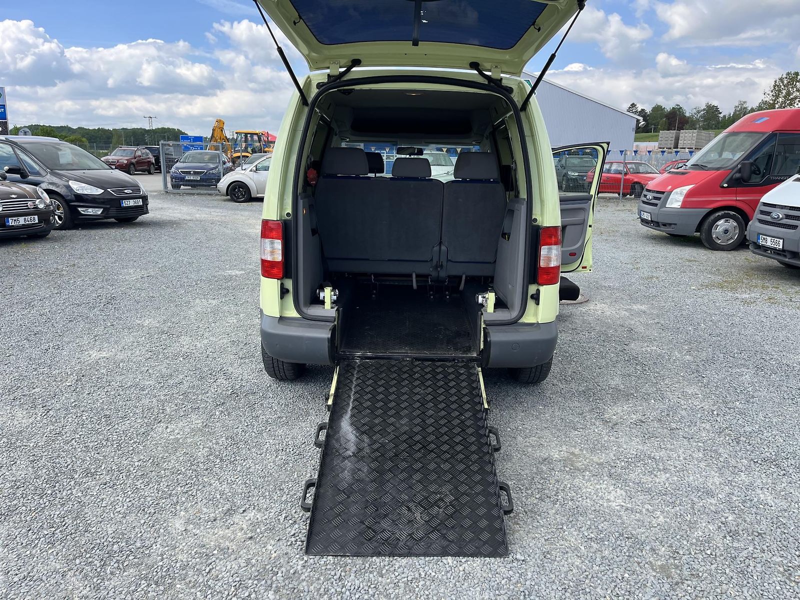 Volkswagen Caddy PRO OSOBY S OMEZENOU POHYBLIVO