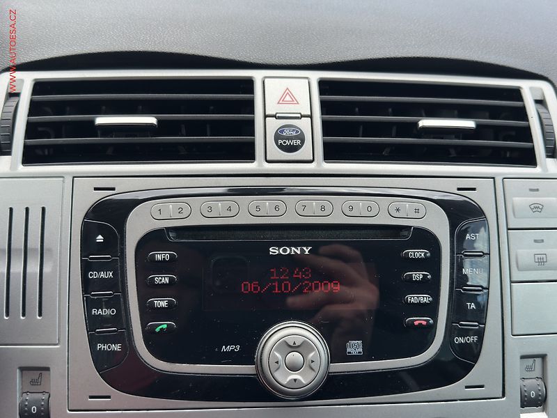Ford Kuga (2009) 2.0. TDCI 4x4, AC, výhřev - fotka 14 z 20