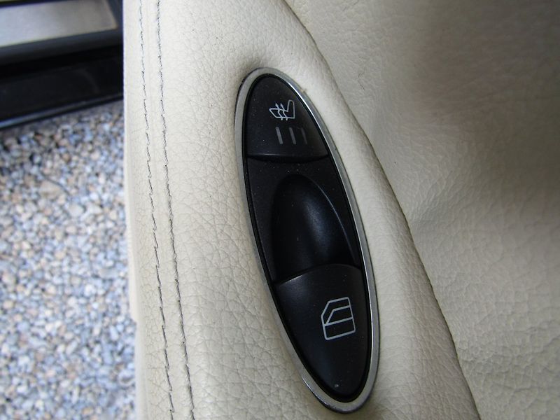 Mercedes-Benz Třídy E (2005) E 320 165kW AUTOMAT BEZ MĚCHŮ - fotka 25 z 35