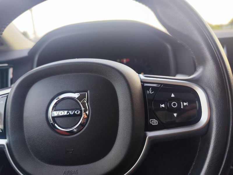 Volvo V90 B5 2.0/184kW Momentum Pro - fotka 29 z 39
