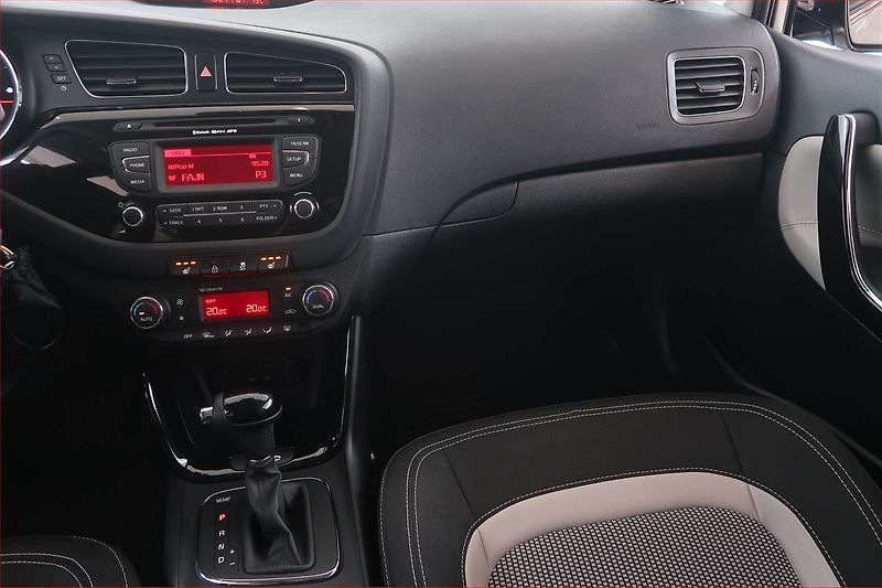 Kia Ceed (2014) 1.6 GDI, Automat, Serv.kniha - fotka 8 z 19