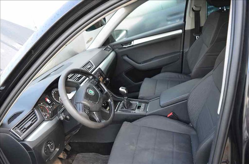 Škoda Superb (2018) COMBI III. 1,6 TDI - fotka 14 z 24