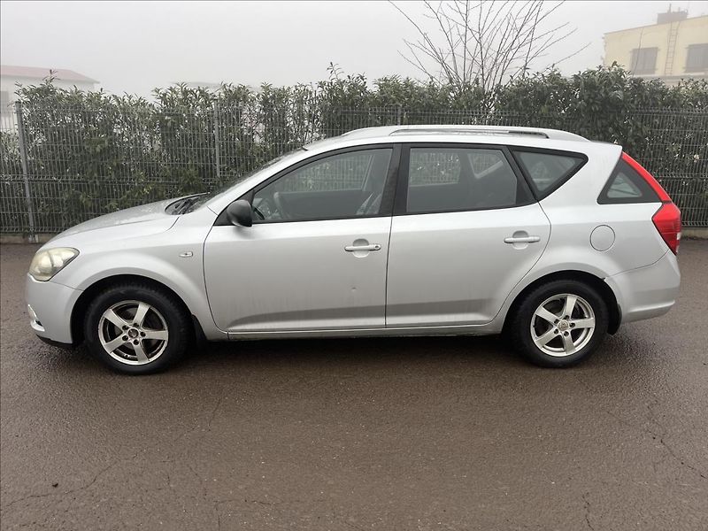 Kia Ceed 1,6 CRDi 16V KLIMA ALU SERVIS - fotka 4 z 29