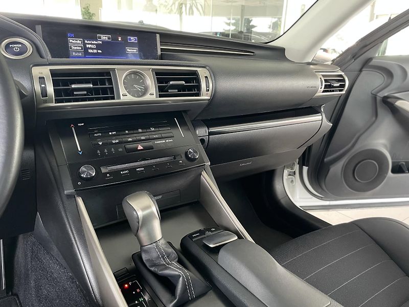 Lexus IS 300h IS 300h*AUT*Hybrid*Kamera* - fotka 18 z 31