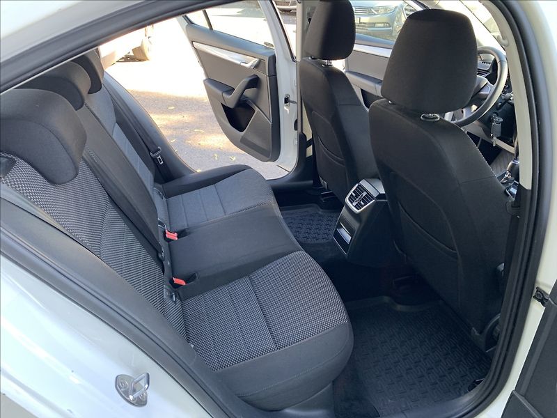 Škoda Octavia 1,6 TDI DSG, ČR - fotka 16 z 17