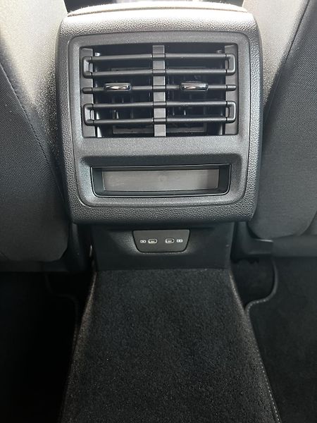 Volkswagen Golf 1.5TSI 110kW DSG LED ACC - fotka 21 z 23