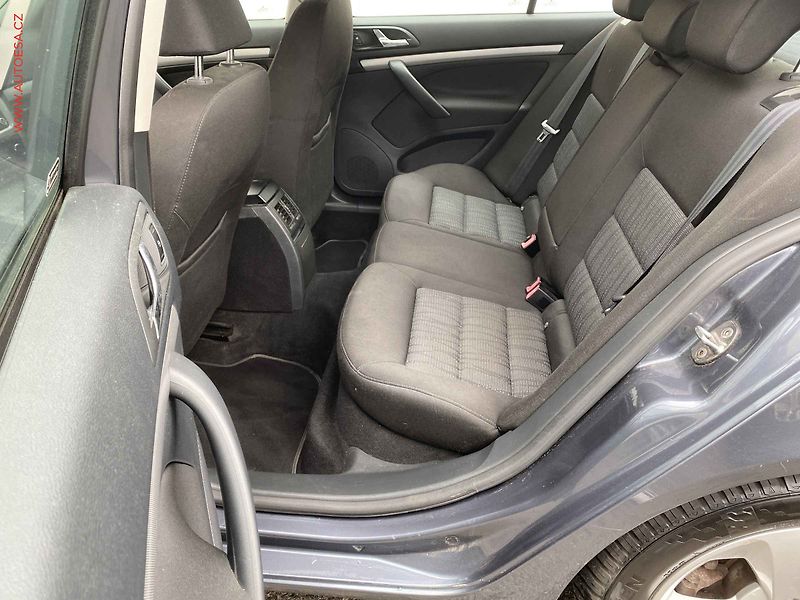Škoda Octavia (2011) 1.6 TDi, ČR, Elegance - fotka 10 z 18