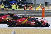 Vítězné Ferrari v cíli.