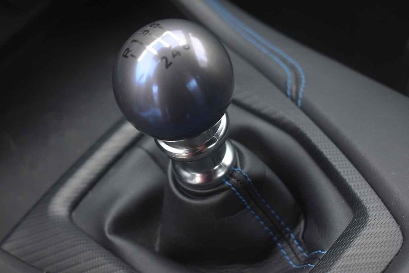 Tento Ford Mustang byl ve výkonnější verzi Dark Horse.