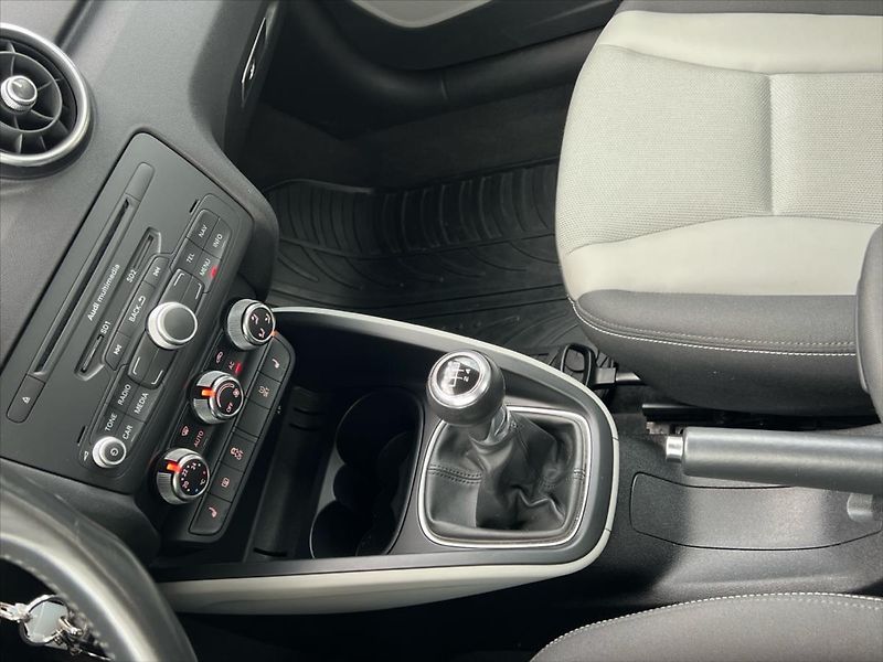 Audi A1 1,2 TFSi 63 kW S-LINE - fotka 18 z 23