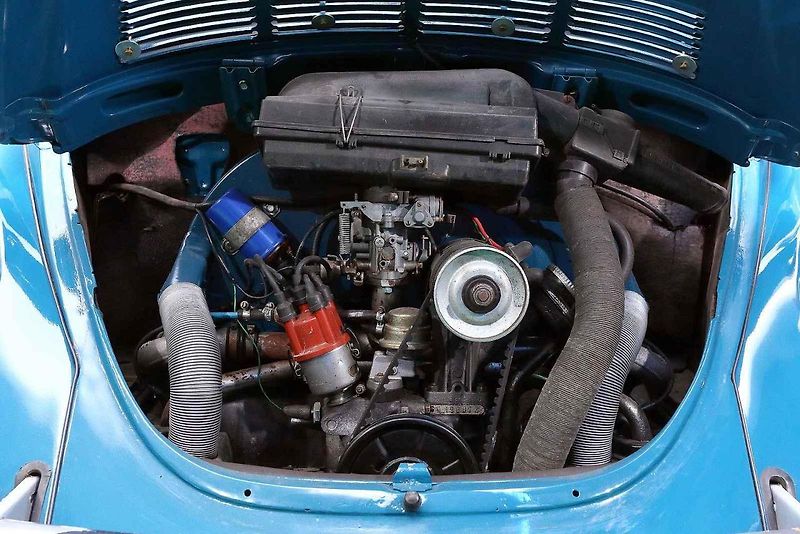 01 - Automobilový nadšenec a sběratel Jaromír Kostlivý otevřel ve Stodu u Plzně nové muzeum veteránů věnované vozům značek Volkswagen Brouk a Porsche. Návštěvníci uvidí naleštěné brouky i auta v procesu renovace, expozice čítá na 40 vozů.