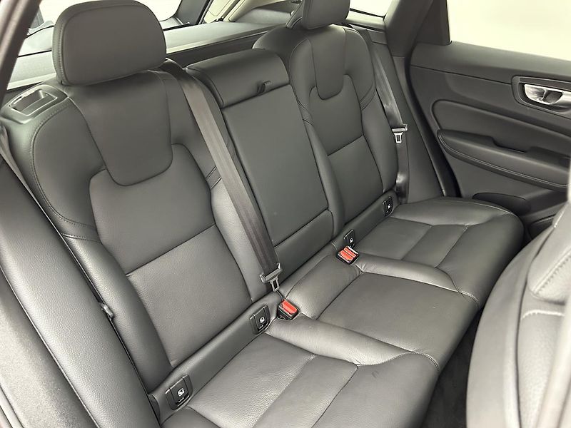 Volvo XC60 2.0  B5 4x4 Plus - fotka 14 z 27