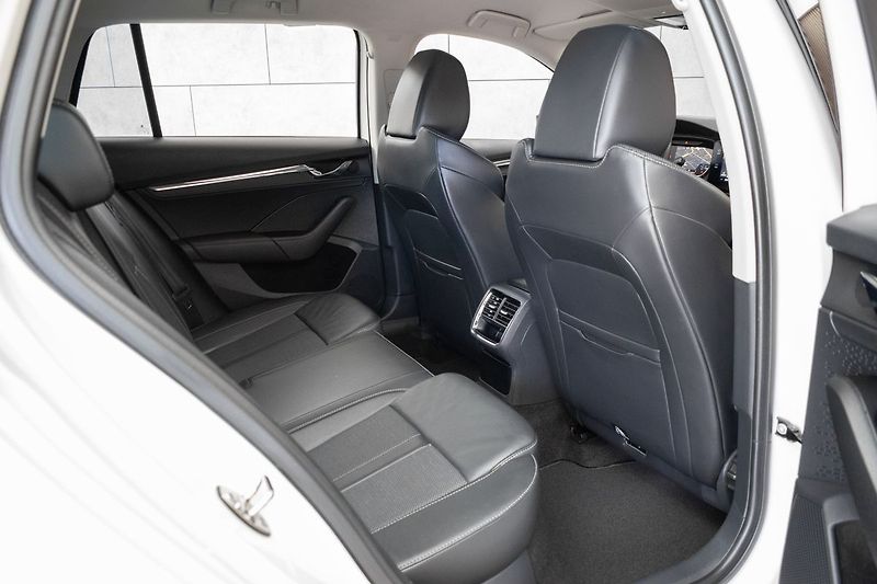 Škoda Octavia 2.0 TDI DSG*STYLE*KAMERA*KESSY - fotka 13 z 41