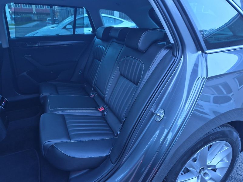 Škoda Superb Combi 2,0TDi DSG 110kw 17ALU - fotka 42 z 48