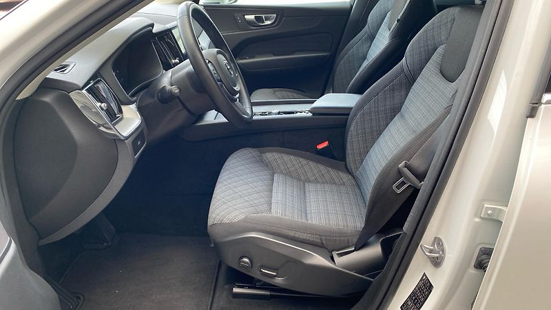 Volvo XC60 CORE, B4 AWD, 145+10 kW / 197+ - fotka 5 z 35