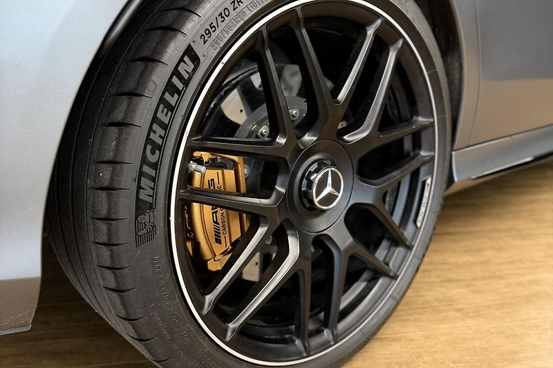 Mercedes-Benz Třídy E (2021) E 63s AMG 4Matic+ V8 Biturbo - fotka 36 z 124