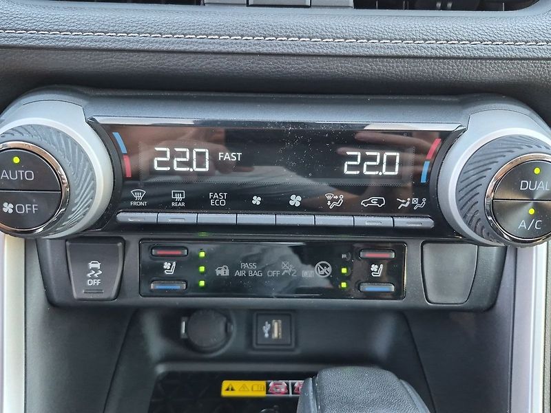 Toyota RAV4 Executive 2,5 Hybrid e-CVT 4WD - fotka 17 z 30