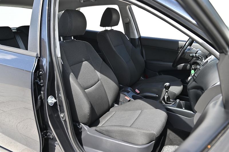 Hyundai i30 1.4 80KW Edition+  LPG 6/2010 - fotka 23 z 36