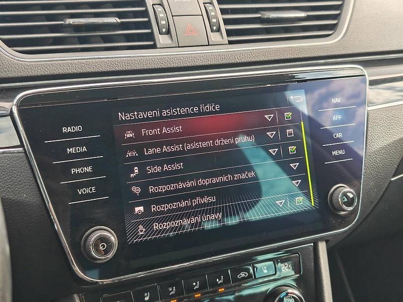 Škoda Superb L&K 7DSG 2,0TDI - fotka 19 z 26