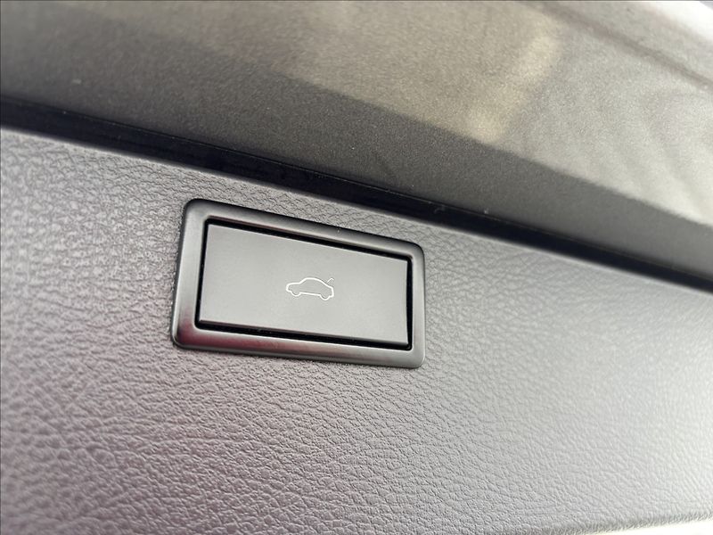 Volkswagen Multivan 2,0 TDi Highline Long DSG - fotka 20 z 23