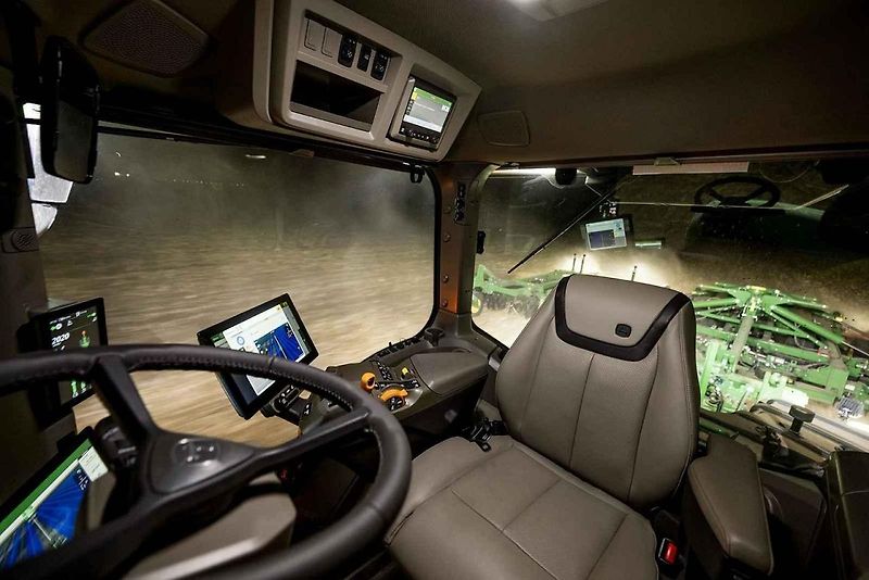 Autonomní traktor John Deere 9RX.