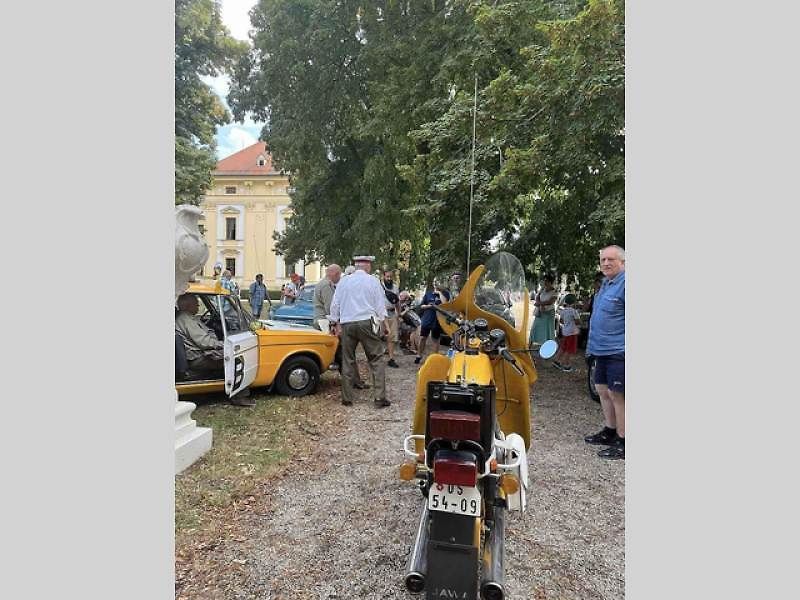 Historické autobusy se sjely do Slavkova. Obdivovali je lidé v zámeckém parku.