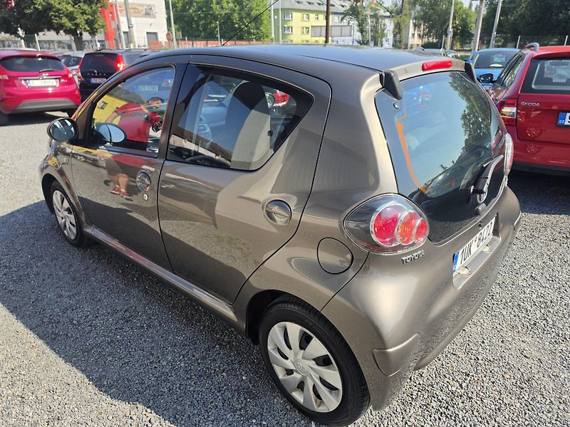 Toyota Aygo 1.0 i Navigace  Vyhřev sedadel - fotka 3 z 15