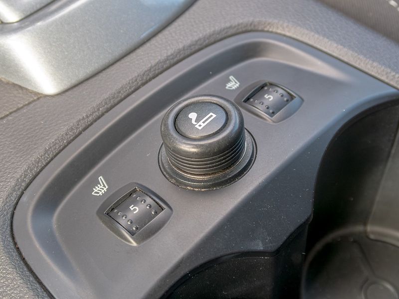 Ford Focus (2012) 1.6i 16V 110KW – VÝBAVA! - fotka 28 z 46