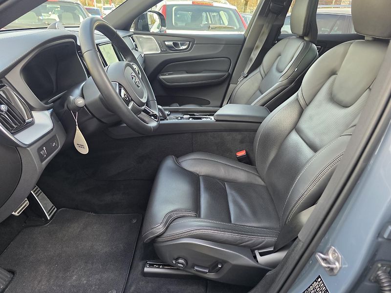 Volvo XC60 2.0 D R-Designe Bowers&Wilkins - fotka 31 z 34