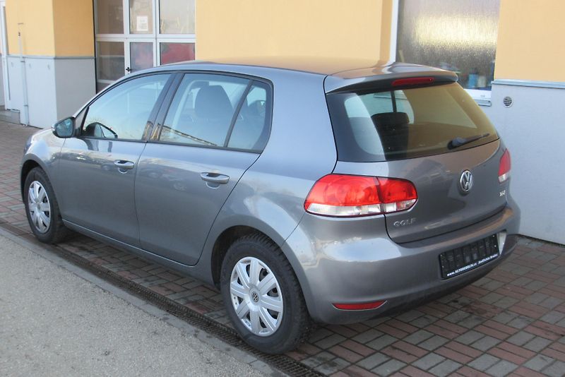 Volkswagen Golf 1.6 TDi KLIMA XENONY - fotka 2 z 19