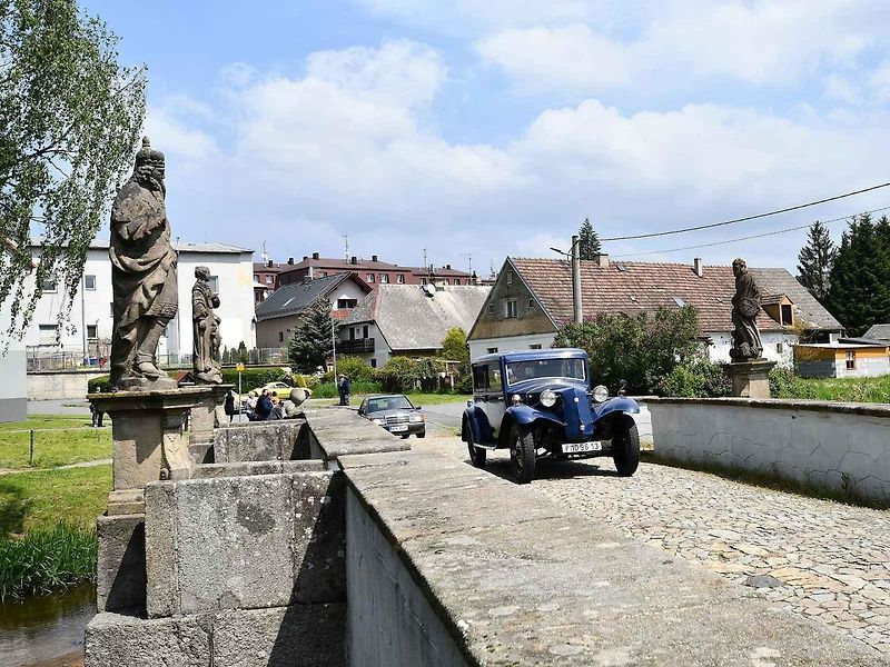 Historická vozidla a motorky projely v sobotu Českým lesem v rámci vyjížďky zvané Po pašeráckých stezkách.