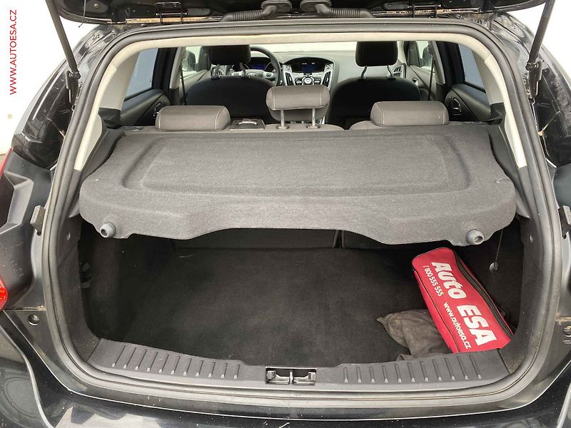 Ford Focus (2012) 1.6 TDCi, AC, xenon - fotka 7 z 17