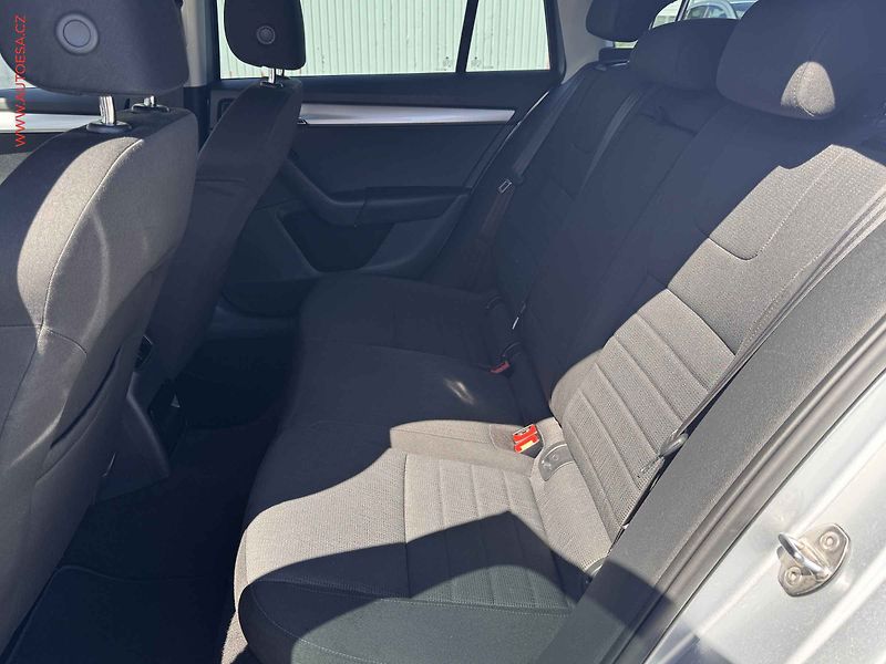 Škoda Octavia (2013) 1.6TDi, ČR, Elegance - fotka 10 z 15