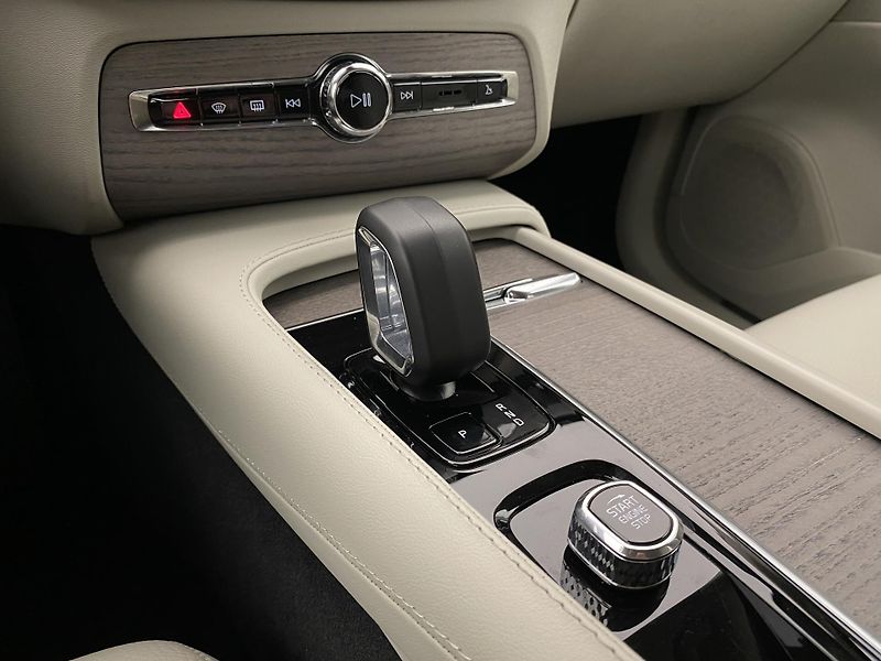Volvo XC90 B5 AWD CORE AUT CZ - fotka 27 z 58