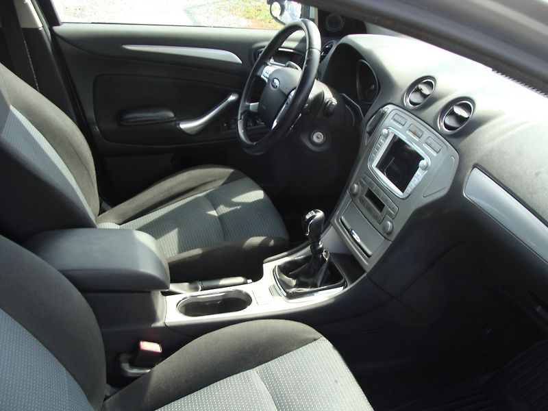 Ford Mondeo 2.0 TDCi, 103 kW, klimatizace - fotka 13 z 31