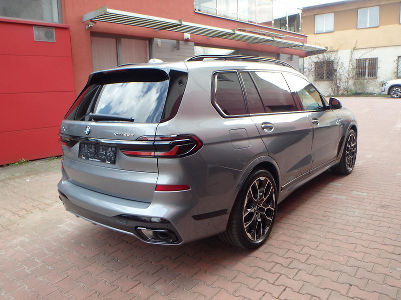 BMW X7 (2025) xDrive40d, INDIVIDUAL,xOffroad - fotka 29 z 30