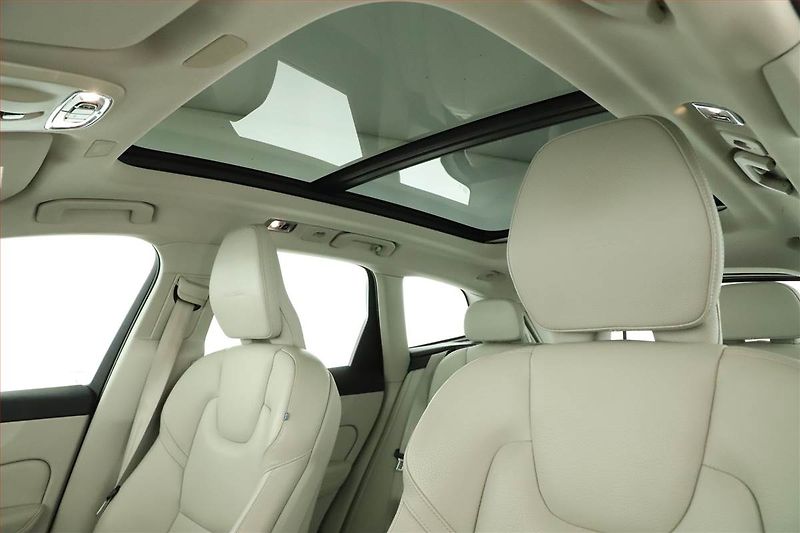 Volvo XC60 (2018) D4 AWD - fotka 13 z 27