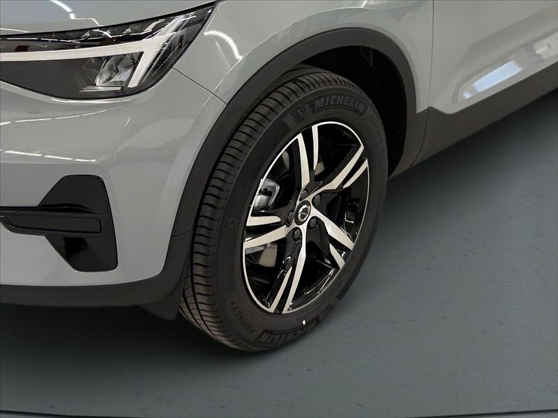 Volvo XC40 (2025) 2,0 B3 FWD Plus Dark 7405 - fotka 6 z 15