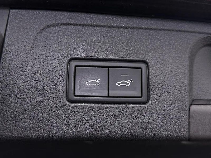 Volkswagen Passat 1.4TSI DSG 110kW Matrix ACC - fotka 12 z 13