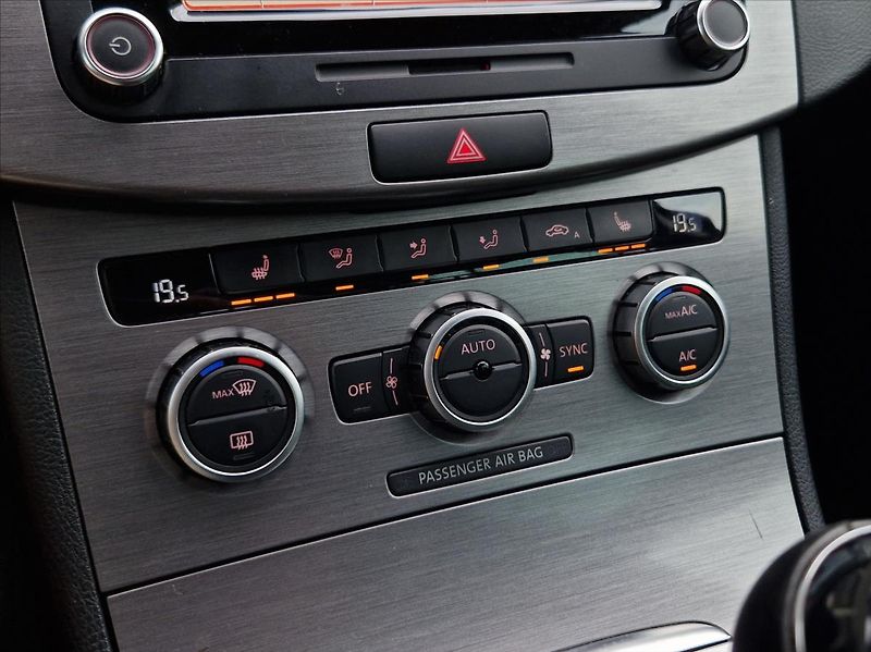 Volkswagen Passat 2,0 TDi 103kW KAMERA NAVI +ZIM - fotka 24 z 34