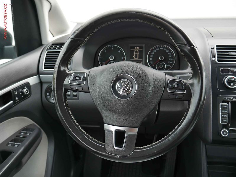Volkswagen Touran (2015) 2.0TDi 7míst, Bixenon - fotka 14 z 16