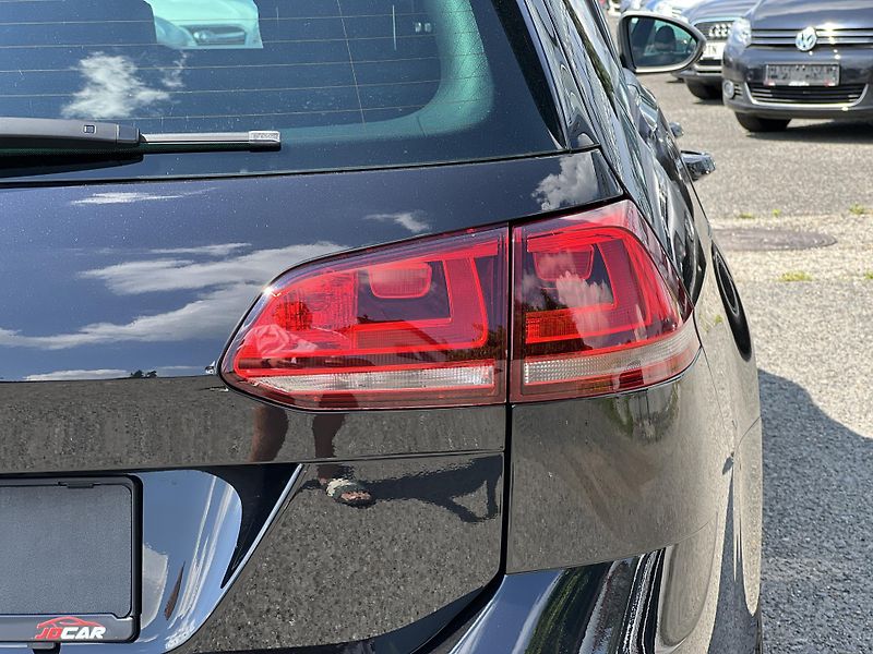 Volkswagen Golf R Variant 2.0TSi 221kw 4x4 DSG - fotka 41 z 41