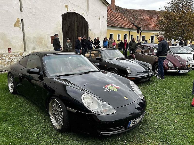 Sraz vozů Porsche ve Švihově na hradě.