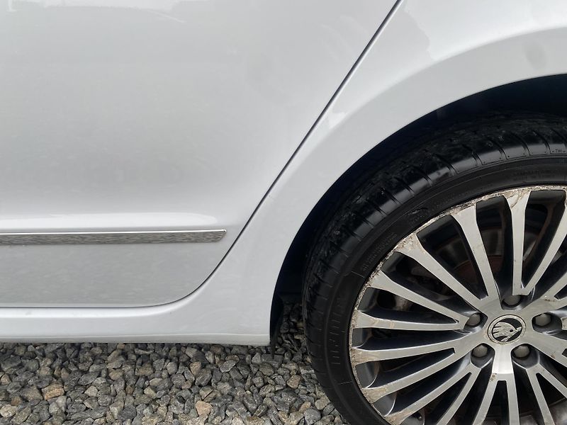 Škoda Superb 2.0TDi 4x4 170PS DSG L+K COMBI - fotka 30 z 158