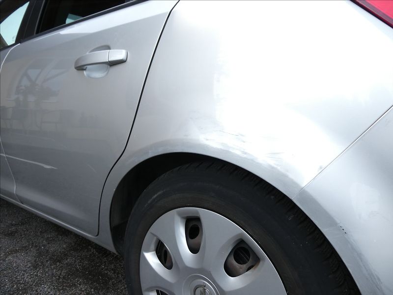 Opel Corsa 1,4 16V 74kW, drobné vady laku - fotka 12 z 42