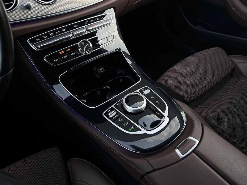 Mercedes-Benz Třídy E 220d Business-P.KAMERA-TAŽNÉ.Z - fotka 32 z 49