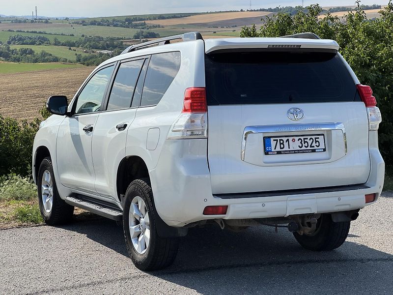 Toyota Land Cruiser 3.0 D-4D 127 kW AUT Tažné - fotka 2 z 36